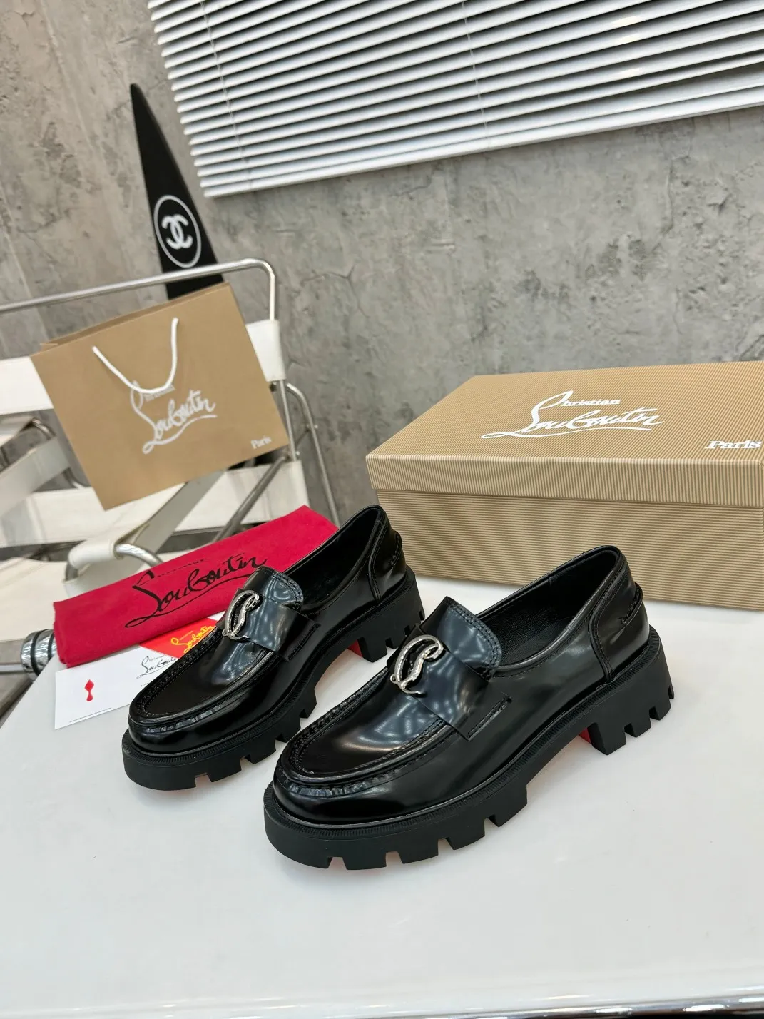 👟👟Ex-factory price 560👟👟 Top version, exclusive customization, purchasing agent level ⚡⑦ colors to choose from. Reintroducing Christian Louboutin (CL) logo design, the latest catwalk style of red-soled shoes 💥abbreviated as CL red-soled shoes T-stage catwalk style👠a new style of fresh air with a touch of nobility, perfect on the feet💃elegant and crystal clear, all accessories, materials and layouts are all customized 1:1 from the original version, zero distance from the original version 1⃣Upper: cowhide open edge beads 2⃣Inner: sheepskin 3⃣Outsole: Original one-to-one molded anti-slip two-color outsole with logo 4⃣🔺Original packaging 5⃣Number of yards: 35-42 (refundable or exchangeable if ordering 42)